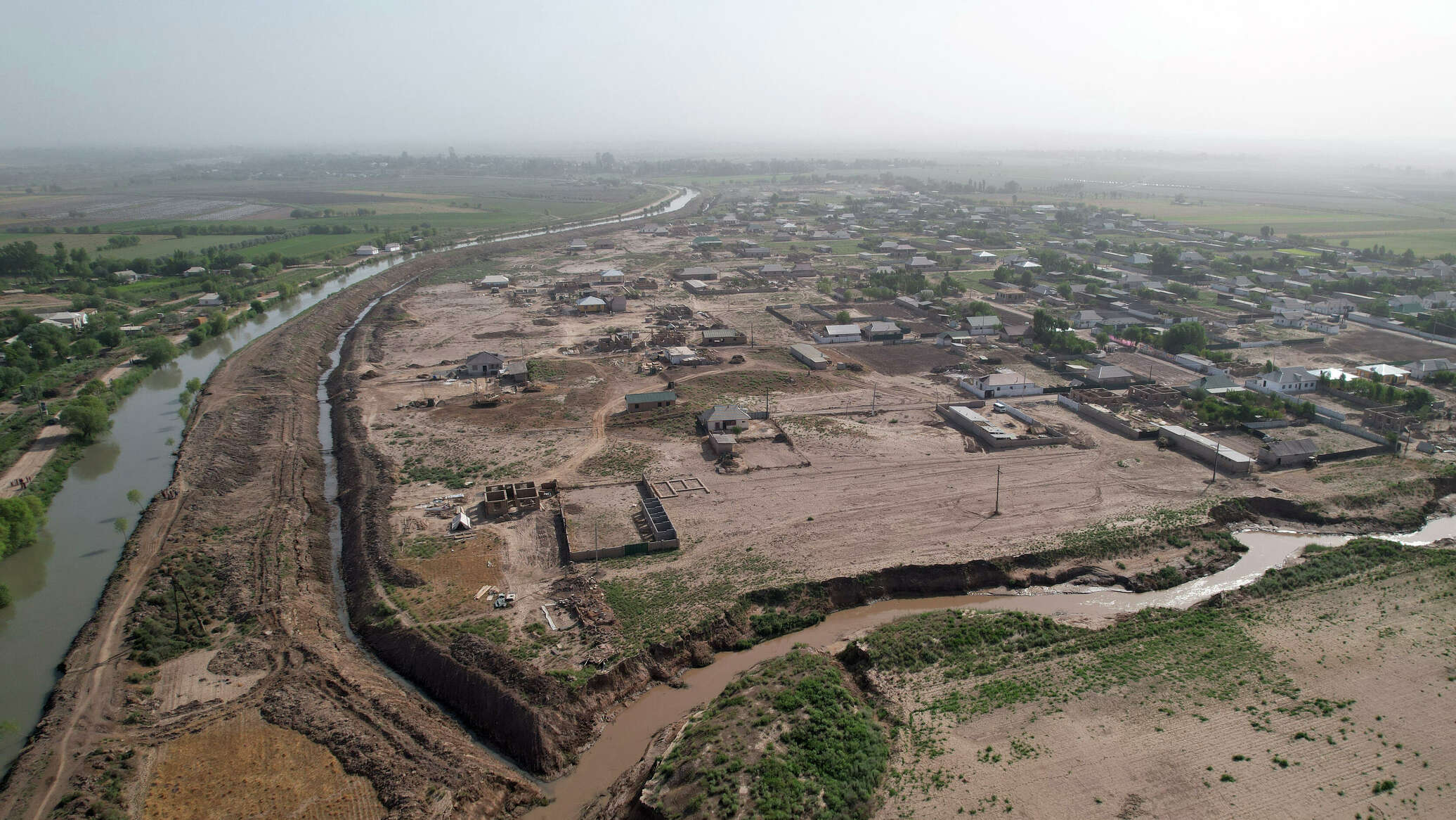 Двенадцать человек погибли в результате схода селевых потоков на севере Таджикистана