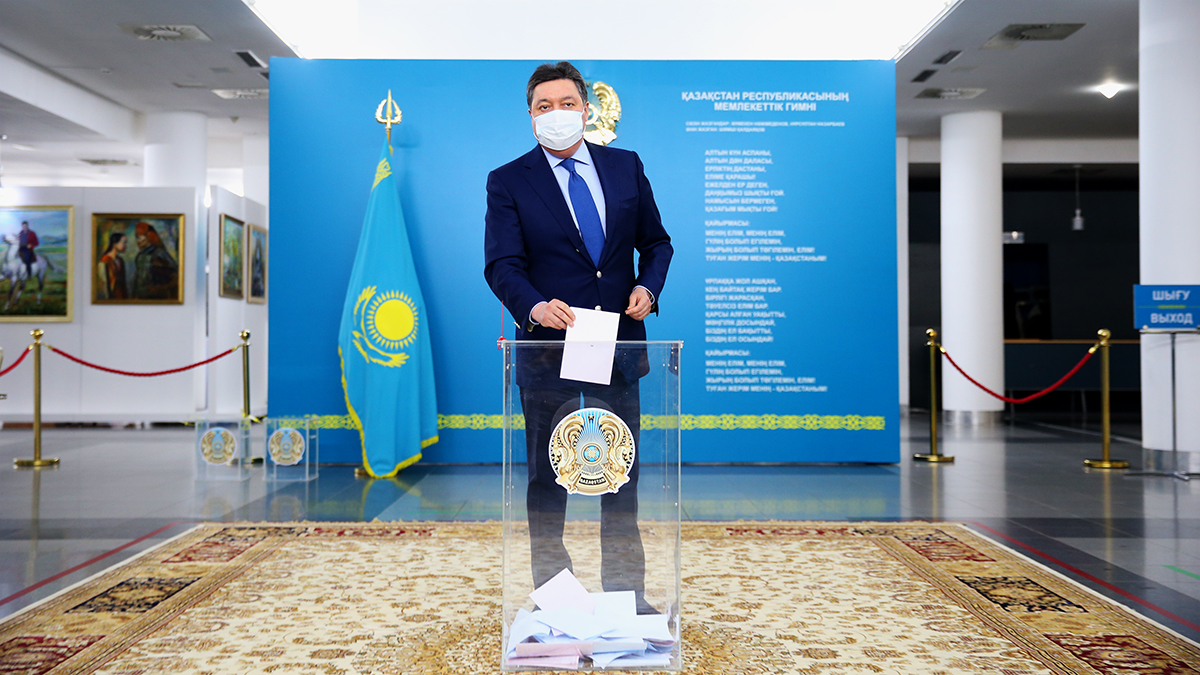 Премьер-министр Казахстана проголосовал на парламентских выборах
