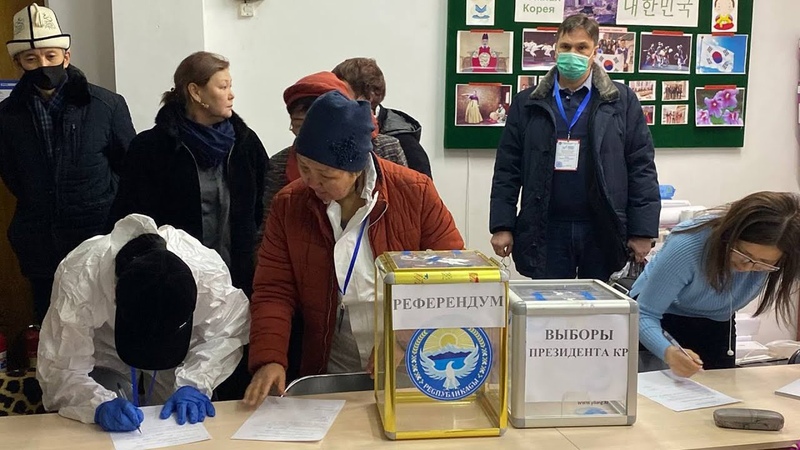 Избирательные участки открылись в Кыргызстане для проведения досрочных выборов президента и референдума
