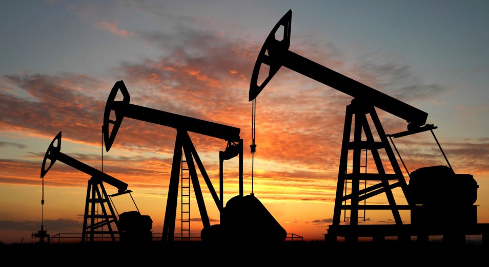 Нефть подбиралась к максимальной цене почти за три года