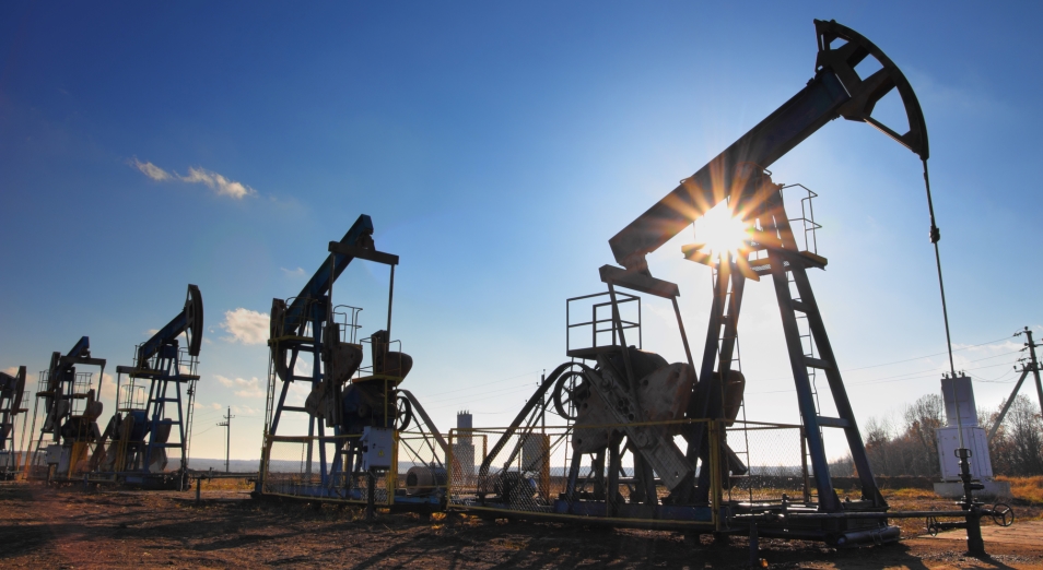 Тенге слабеет на фоне снижения цен на нефть