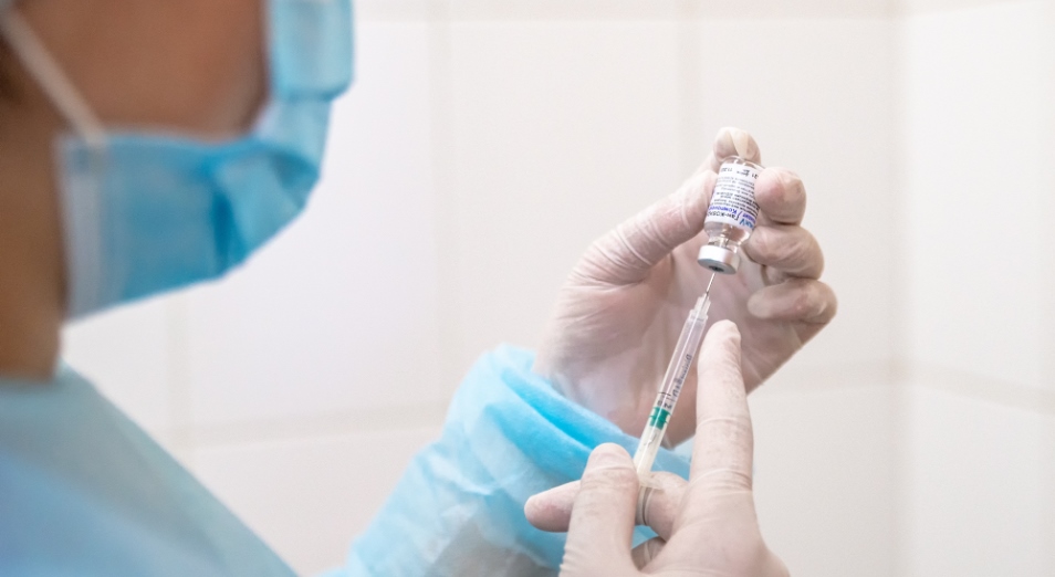 Срок обязательной вакцинации для трудовых коллективов в Казахстане продлили до 10 августа 