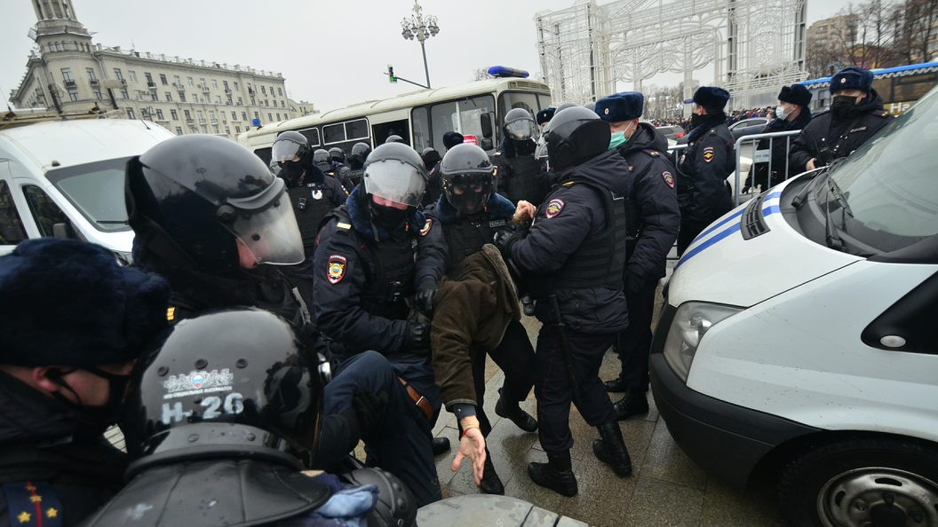 В центре Москвы начались задержания на несанкционированной акции в поддержку Навального