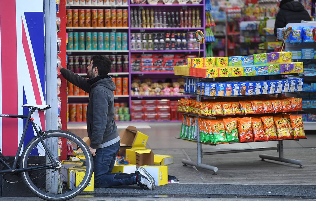 Власти Британии рекомендовали магазинам сделать запасы продуктов
