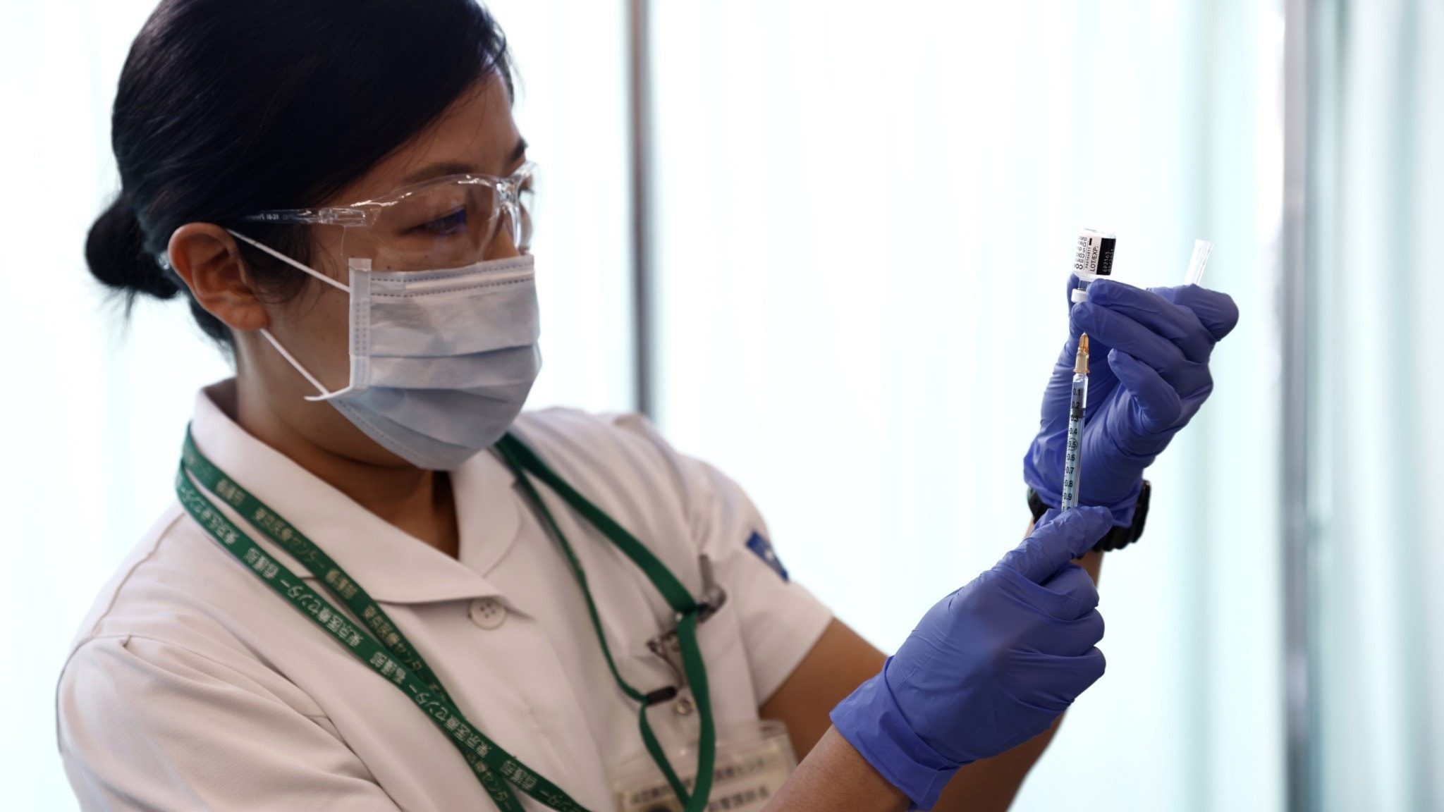 В Японии считают необходимым рассмотреть вариант комбинированной вакцинации от COVID-19