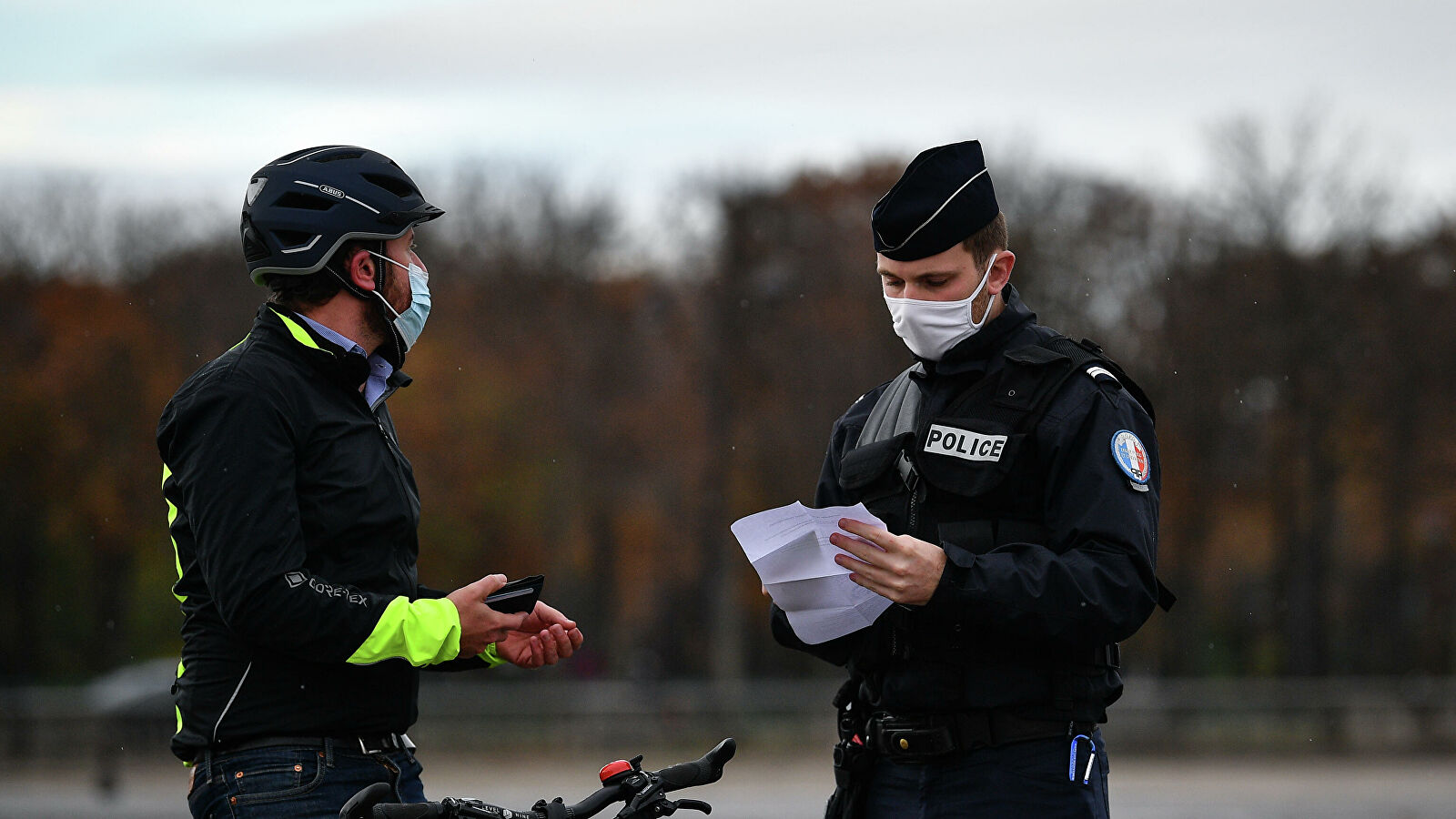 В Париже полицейский застрелил неизвестного, угрожавшего ему ножом