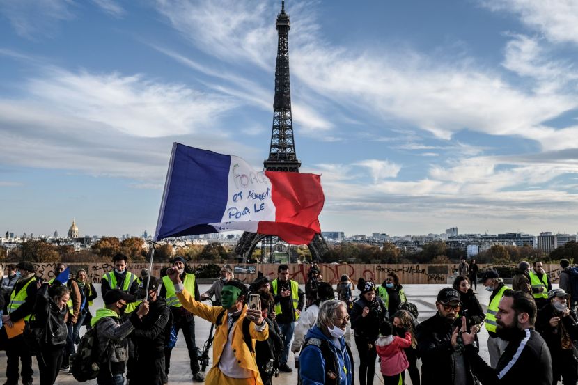 Во Франции в ходе субботних манифестаций пострадали 62 полицейских