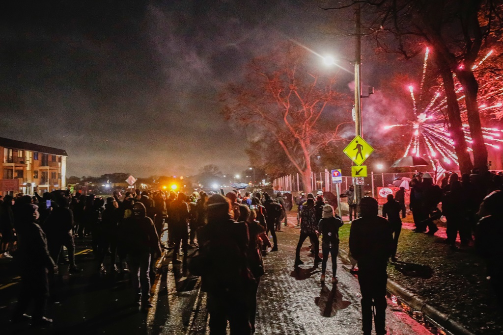 В США седьмую ночь подряд проходят протесты из-за убийства афроамериканца