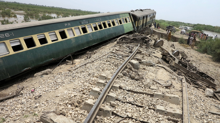 В Пакистане столкнулись два поезда  