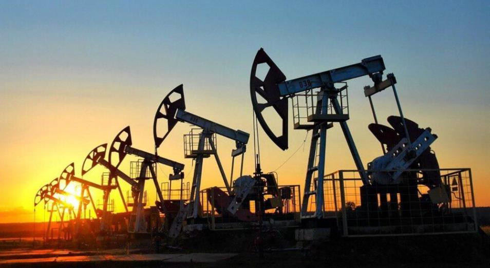 Нефть дешевеет на фоне усиливающегося давления со стороны США