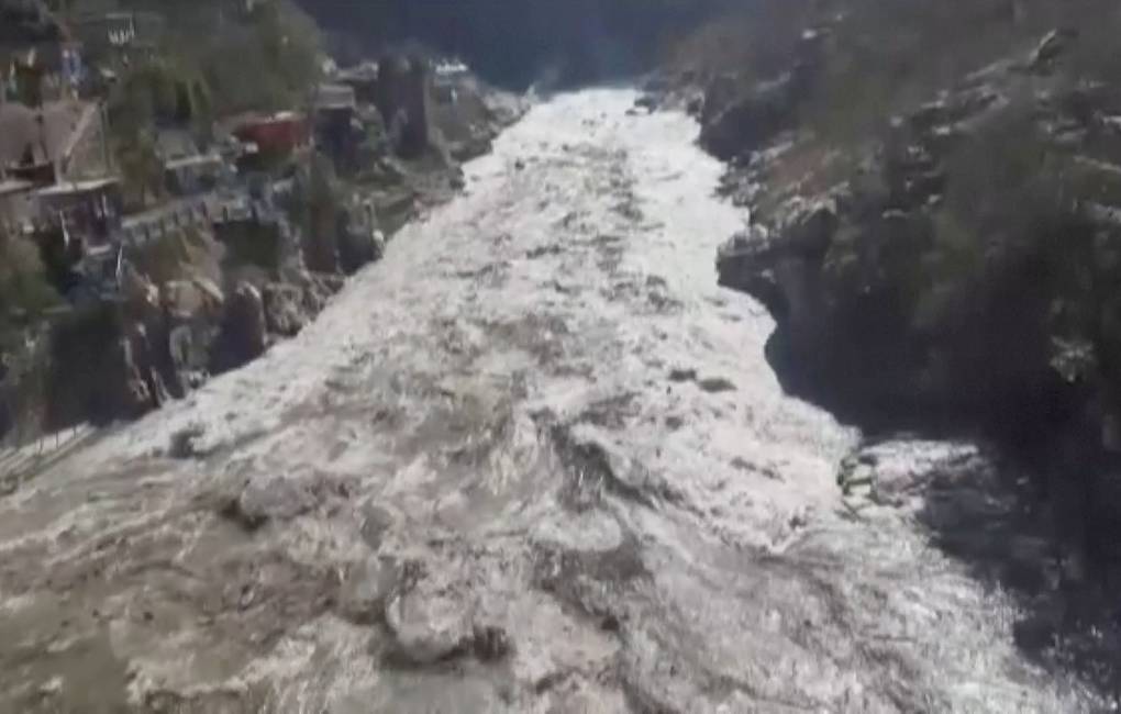 До 150 человек пропали в Индии в результате наводнения после схода ледника