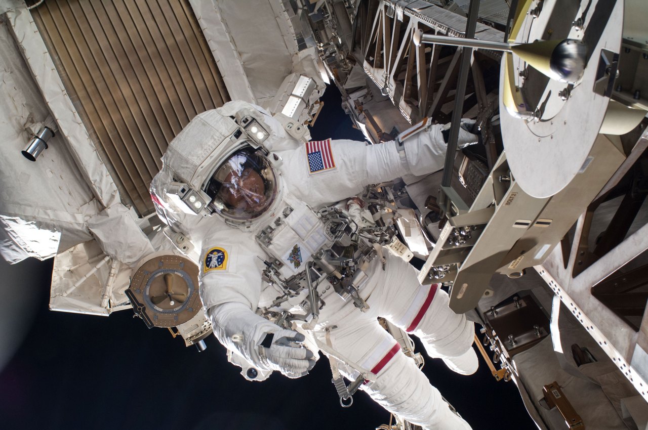 Астронавты NASA вышли в открытый космос с борта МКС