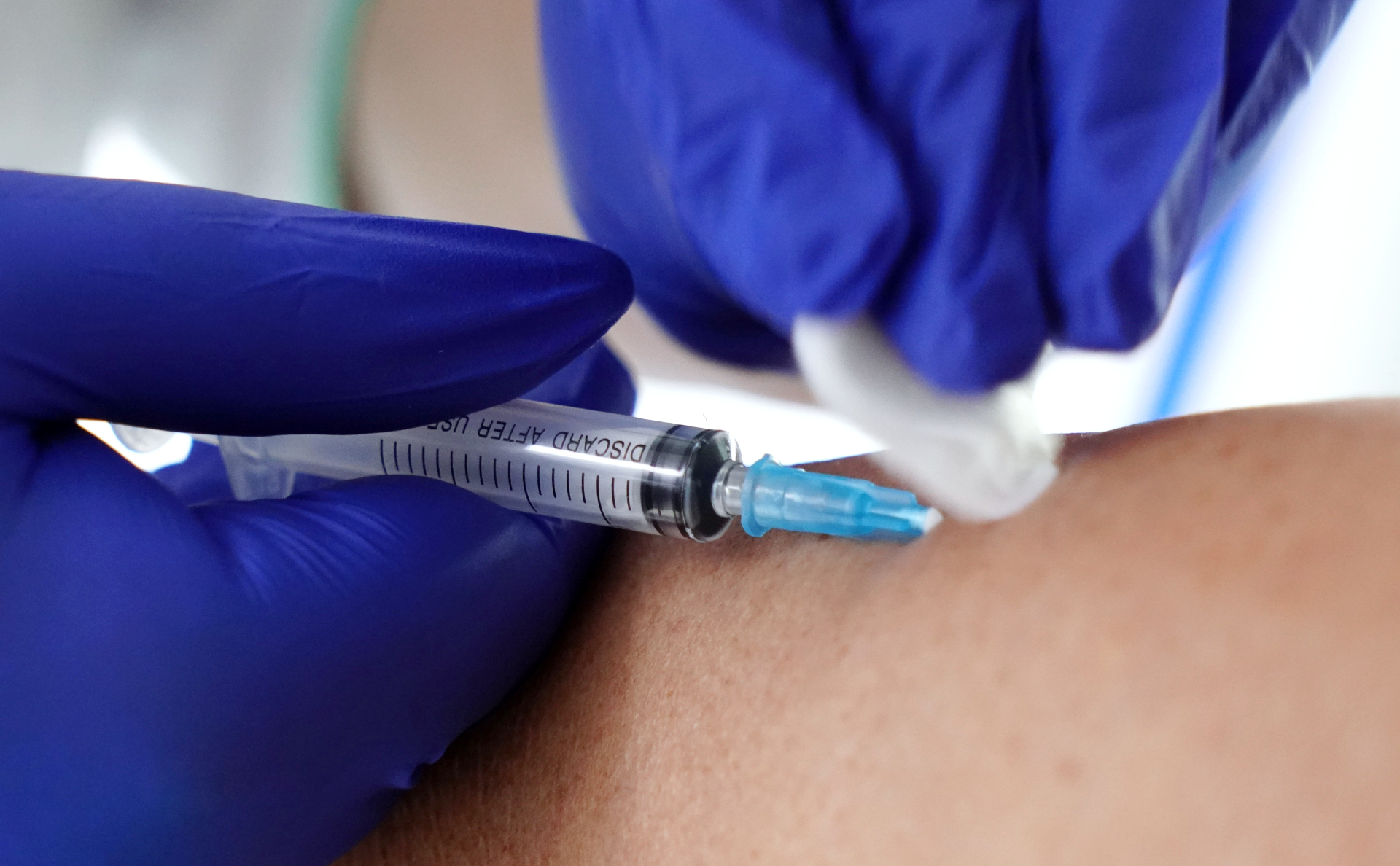 В Китае одобрили клинические исследования 16 вакцин от коронавируса