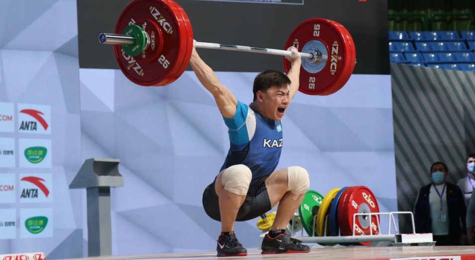 ЧА по тяжелой атлетике: Казахстан пока второй в общекомандном зачете