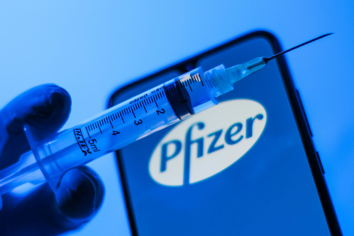 Сколько человек вакцинировались Pfizer в столице в первый день?