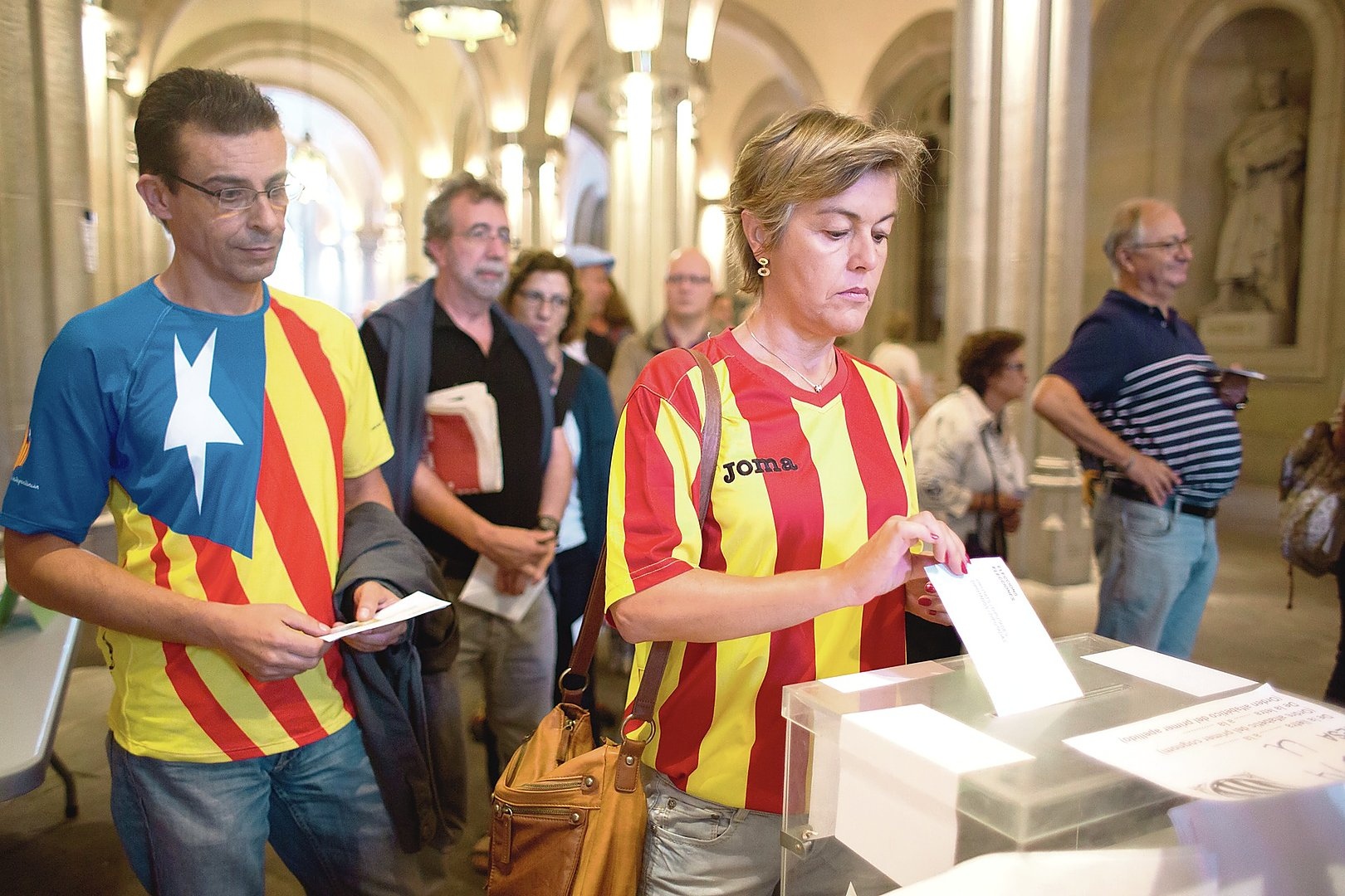 В Каталонии началось голосование на парламентских выборах 