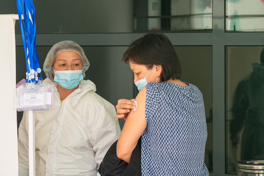 На снижение темпов вакцинации в Алматы повлияли праздники