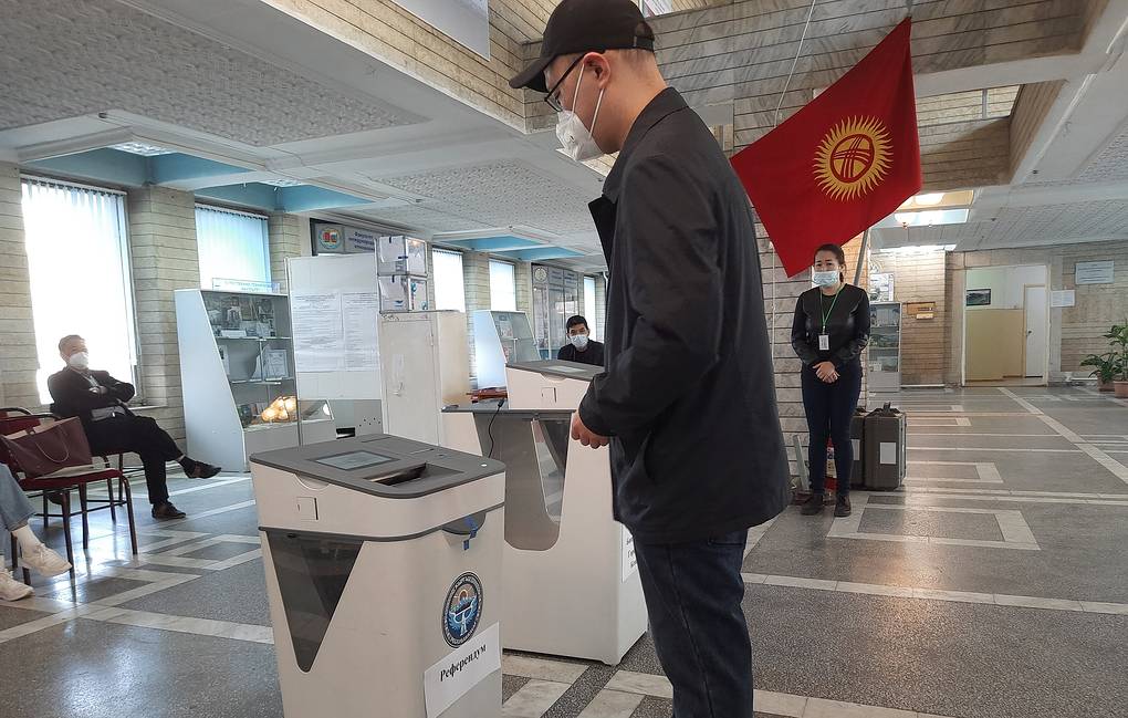 В Кыргызстане начались местные выборы и референдум о внесении поправок в Конституцию