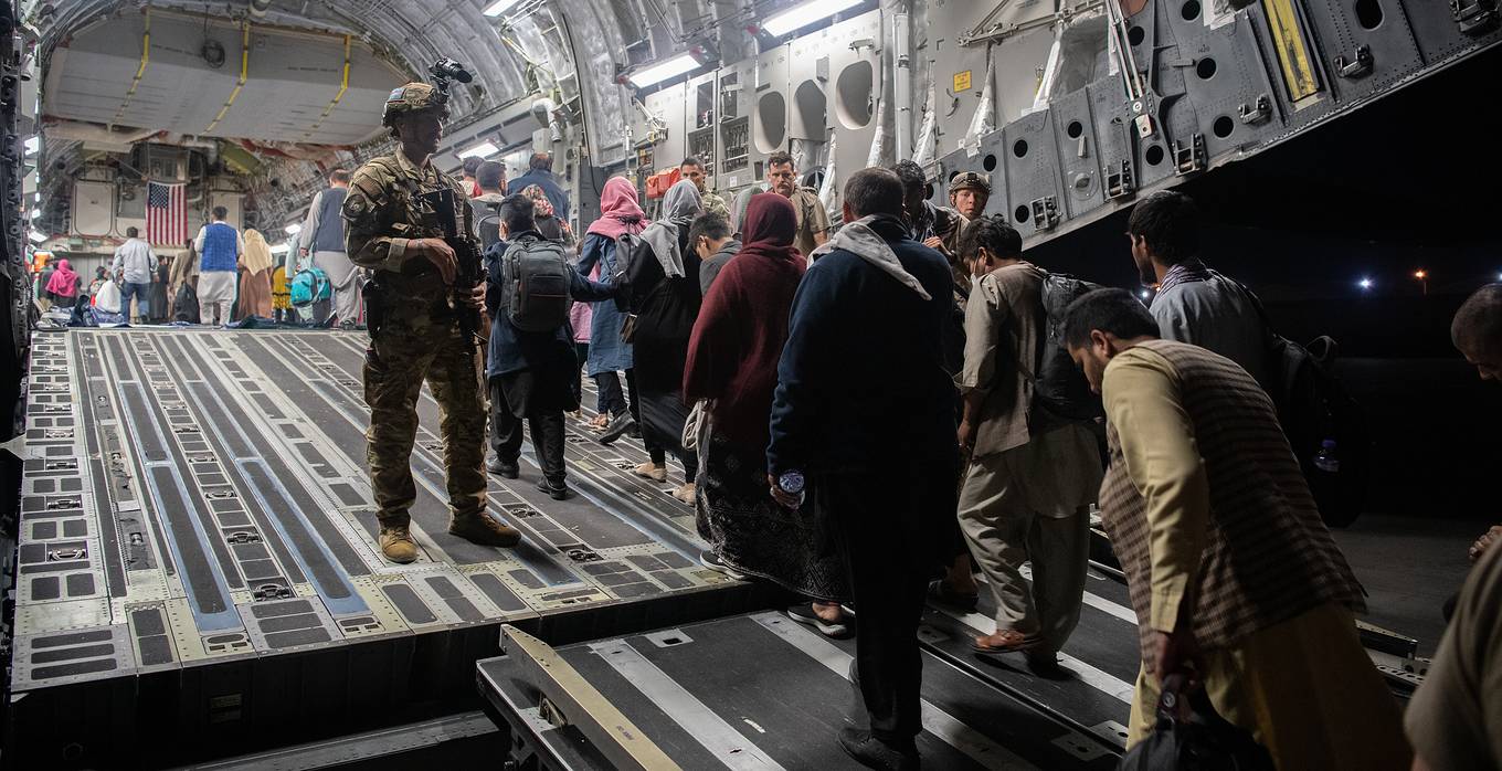 НАТО: западные страны вывезли из Афганистана 140 000 человек