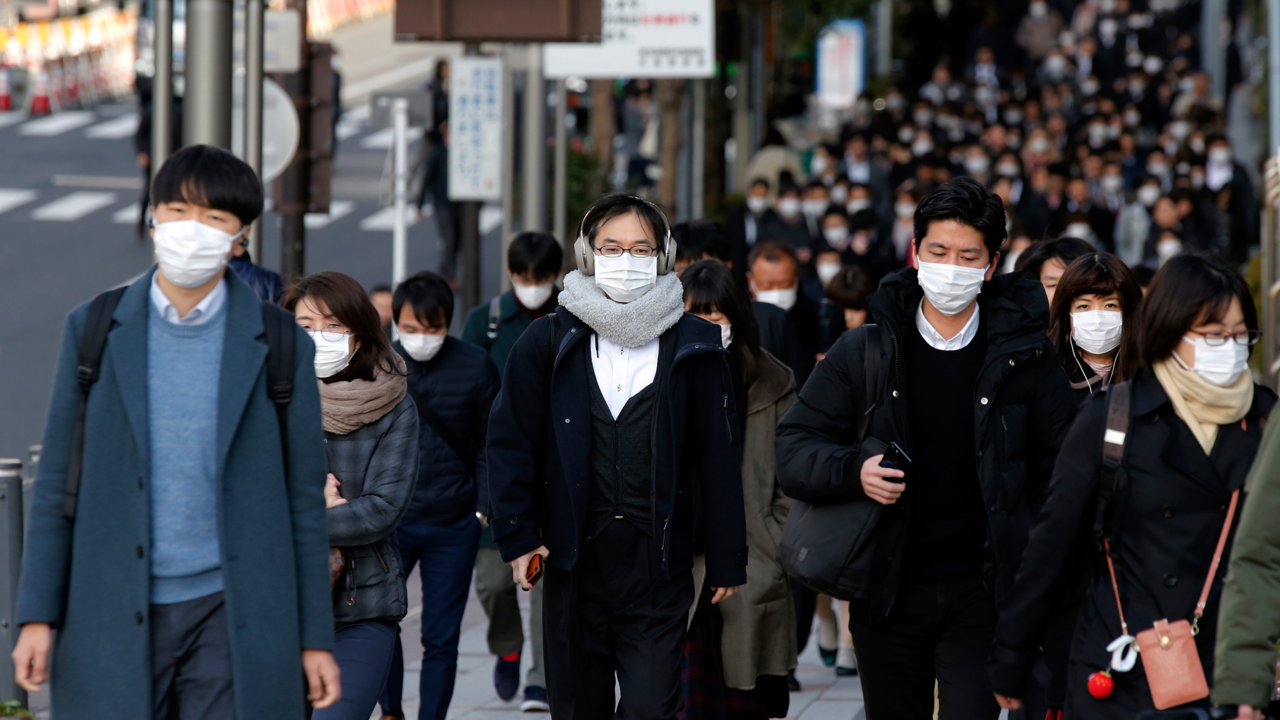 Более половины жителей Японии выступают против отмены режима ЧС в Токио