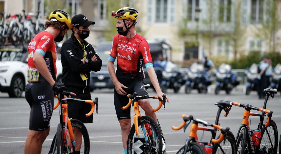 Скандал на Тур де Франс: лидера общекомандного зачета атаковала полиция