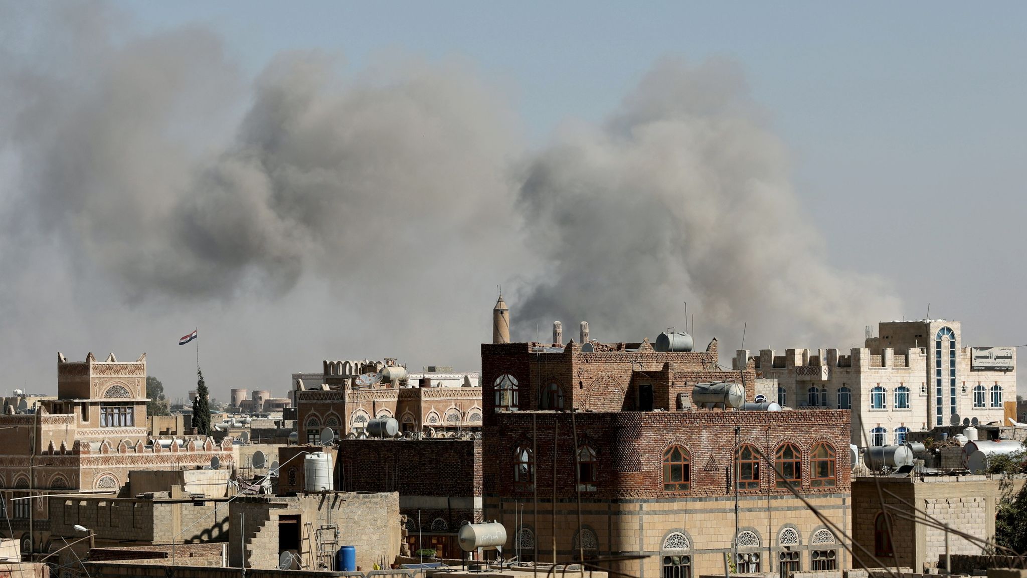 При авиаударе хуситов по базе ВВС Йемена погибли не менее 30 человек