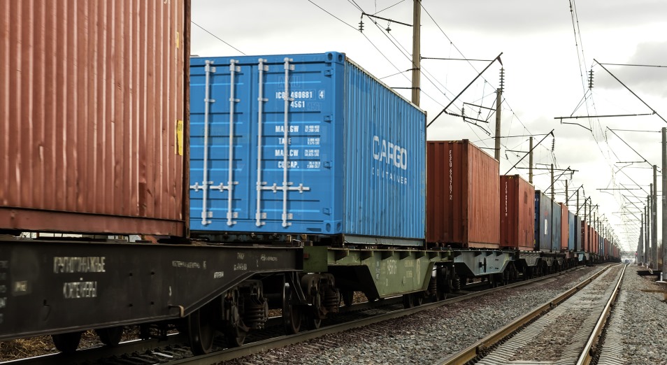Коллапс на железной дороге в КНР грозит оставить бизнес без товара, а казахстанцев – без одежды