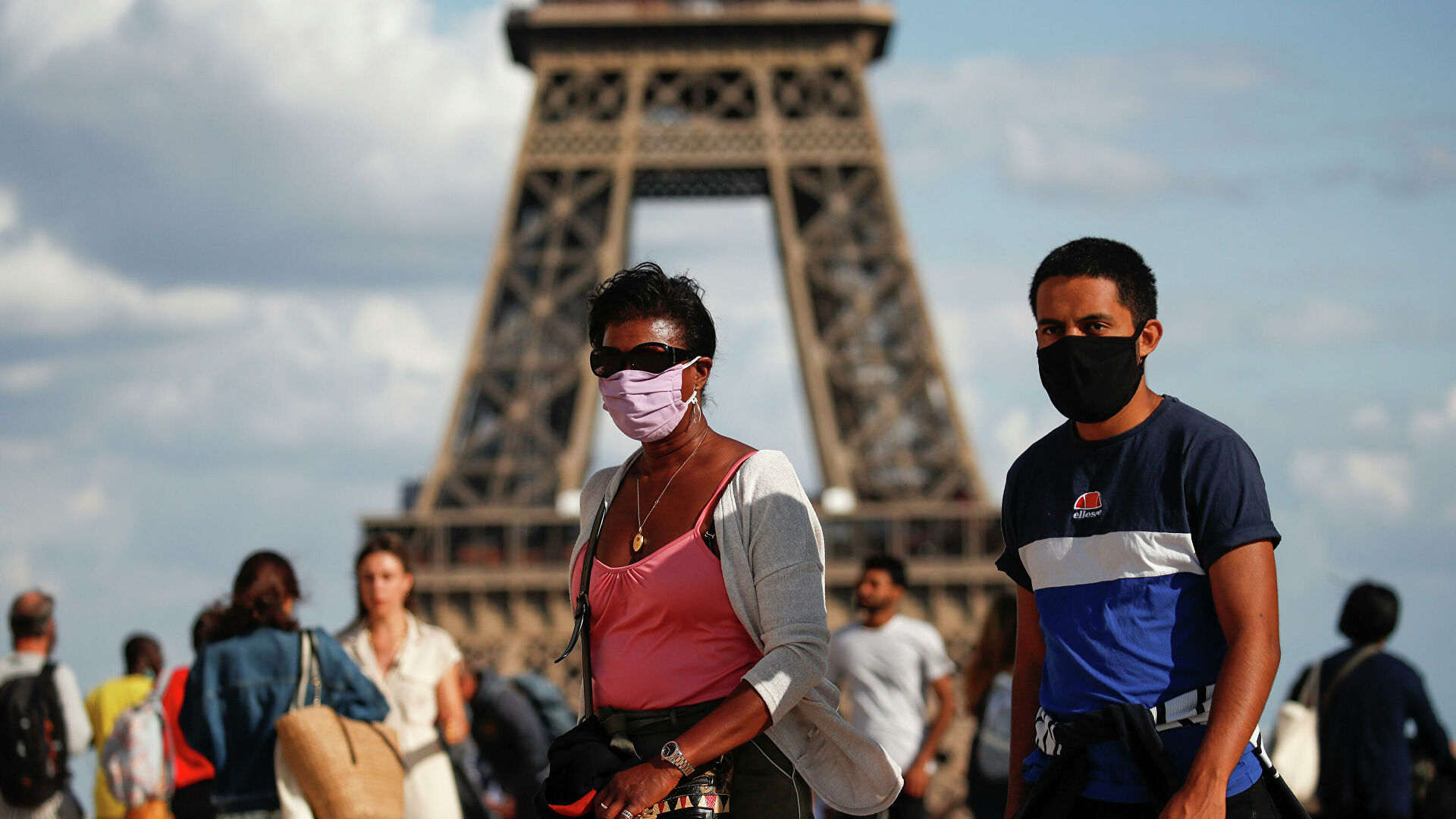 Франция переживает четвертую волну пандемии COVID-19