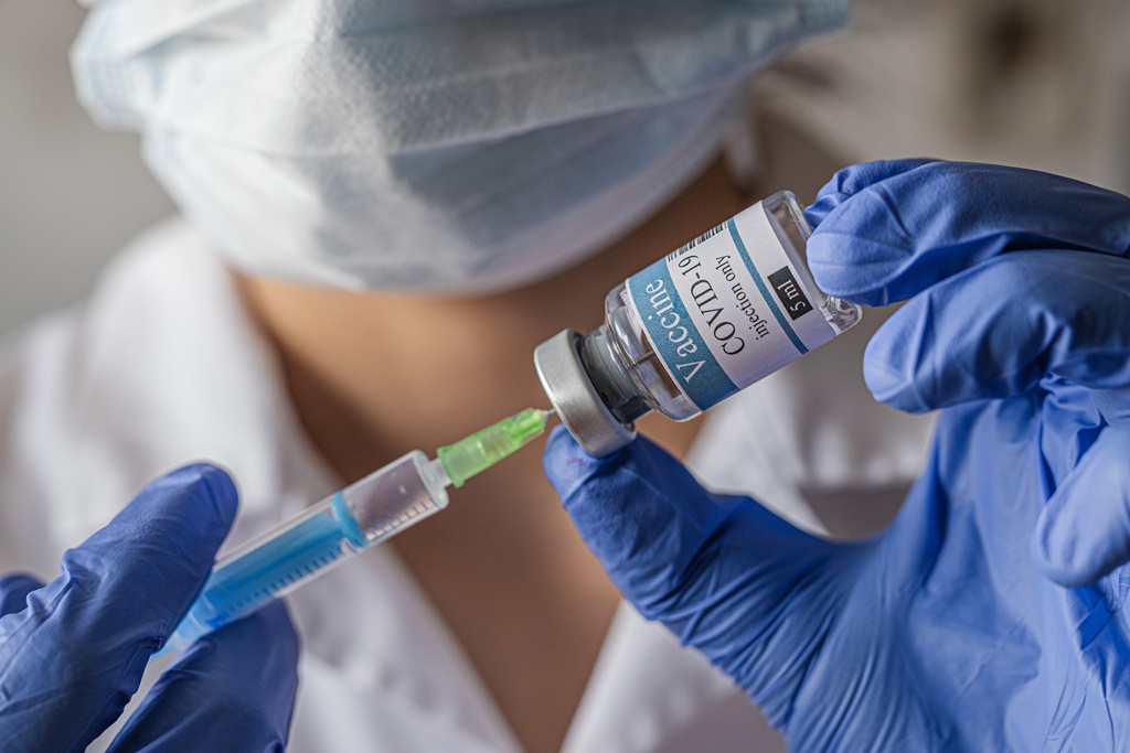 Австралийский регулятор одобрил производство вакцины AstraZeneca