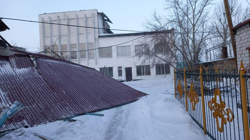 В Акмолинской области ветром сорвало кровлю здания КТЖ 
