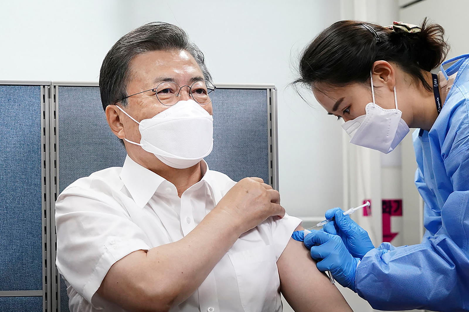 Президент Южной Кореи привился вакциной AstraZeneca