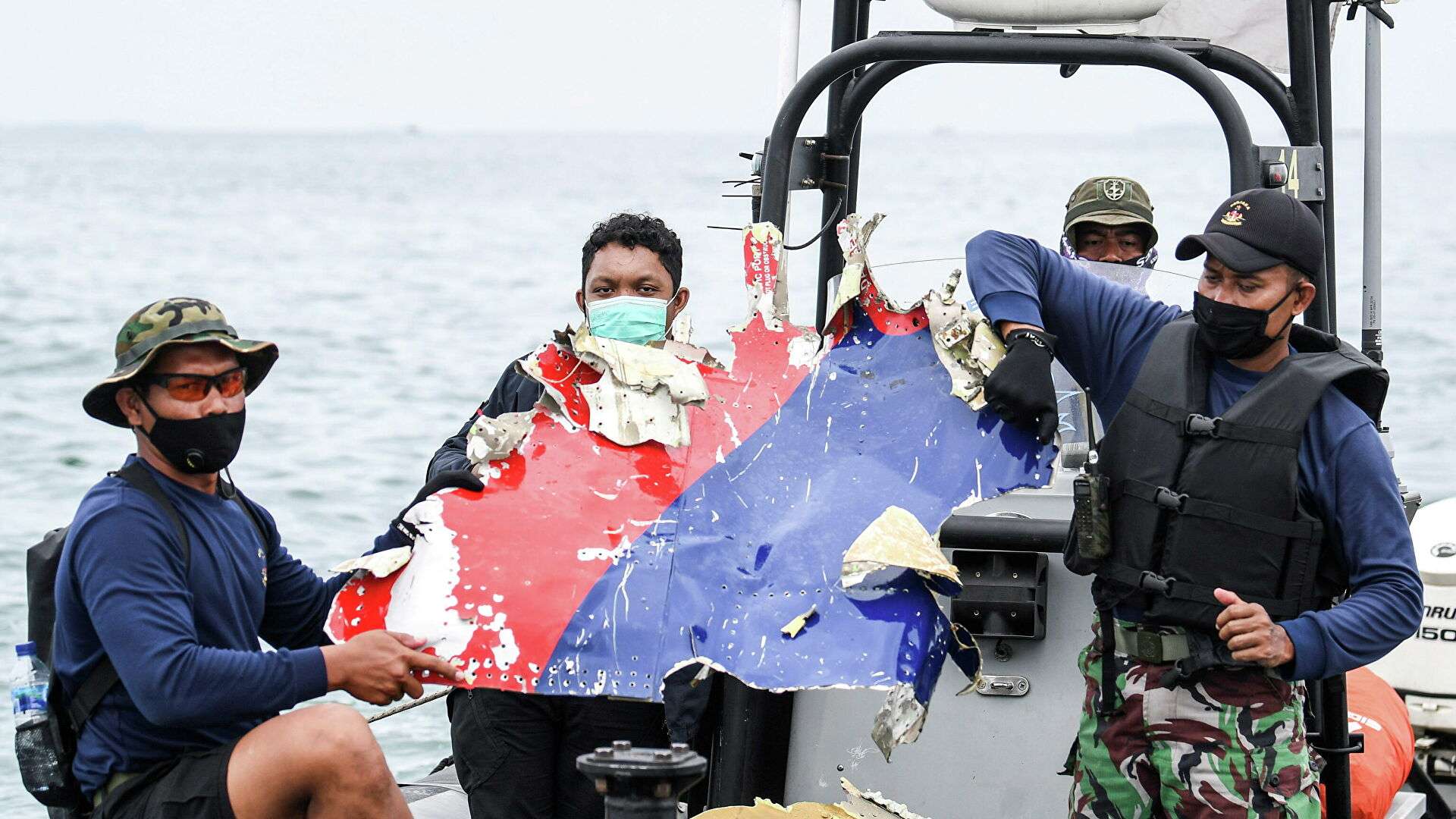 Спасатели потеряли сигнал второго черного ящика разбившегося в Индонезии Boeing