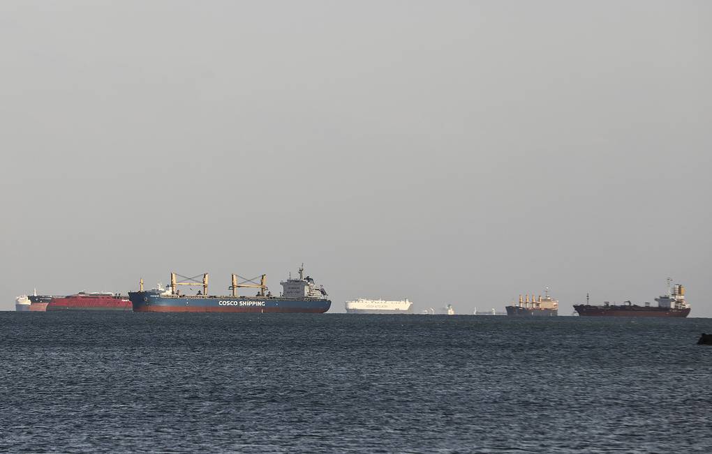 Из-за контейнеровоза 369 судов не могут пройти Суэцкий канал