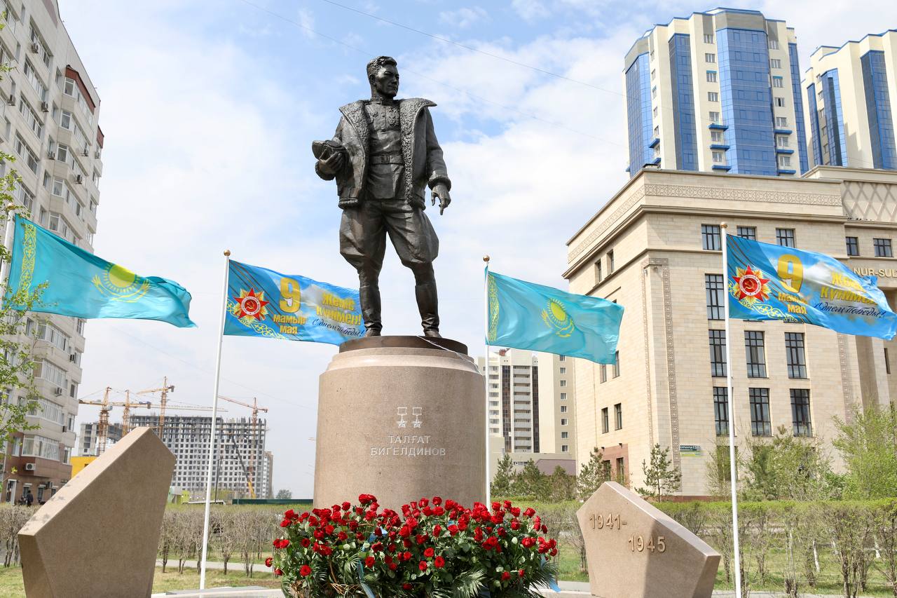 Памятник легендарному военному летчику установлен в столице в канун Дня Победы
