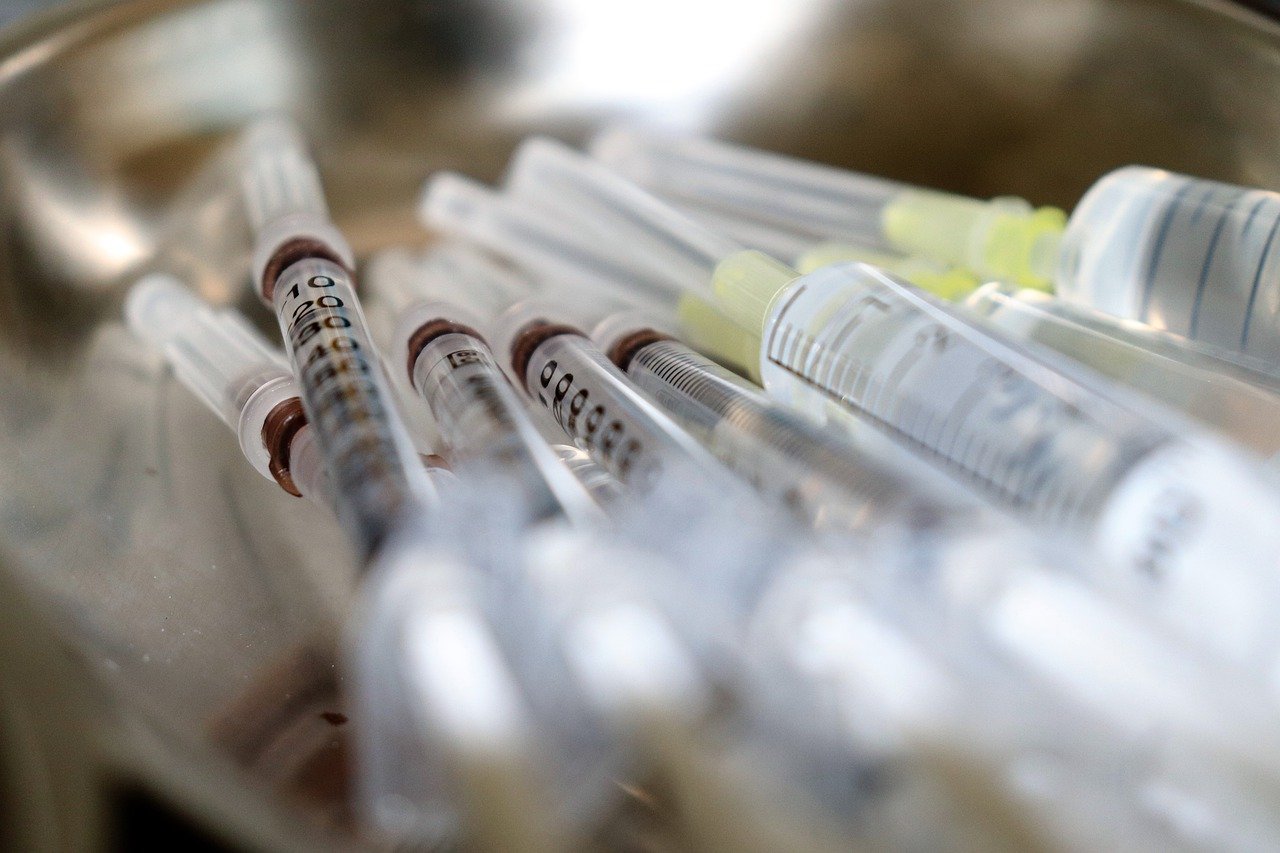 О халяльных вакцинах против COVID-19 рассказали в ДУМК