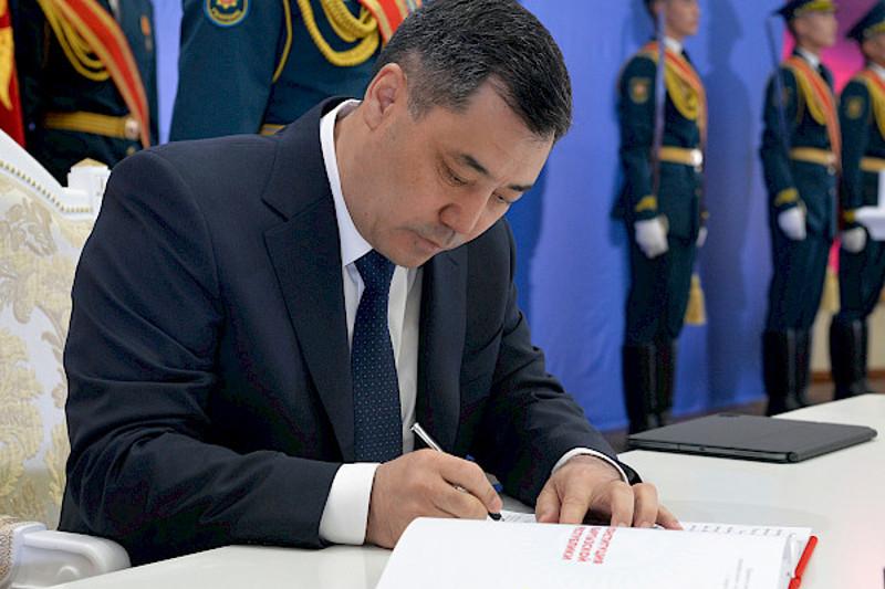 Қырғызстан Президенті жаңа конституцияға қол қойды