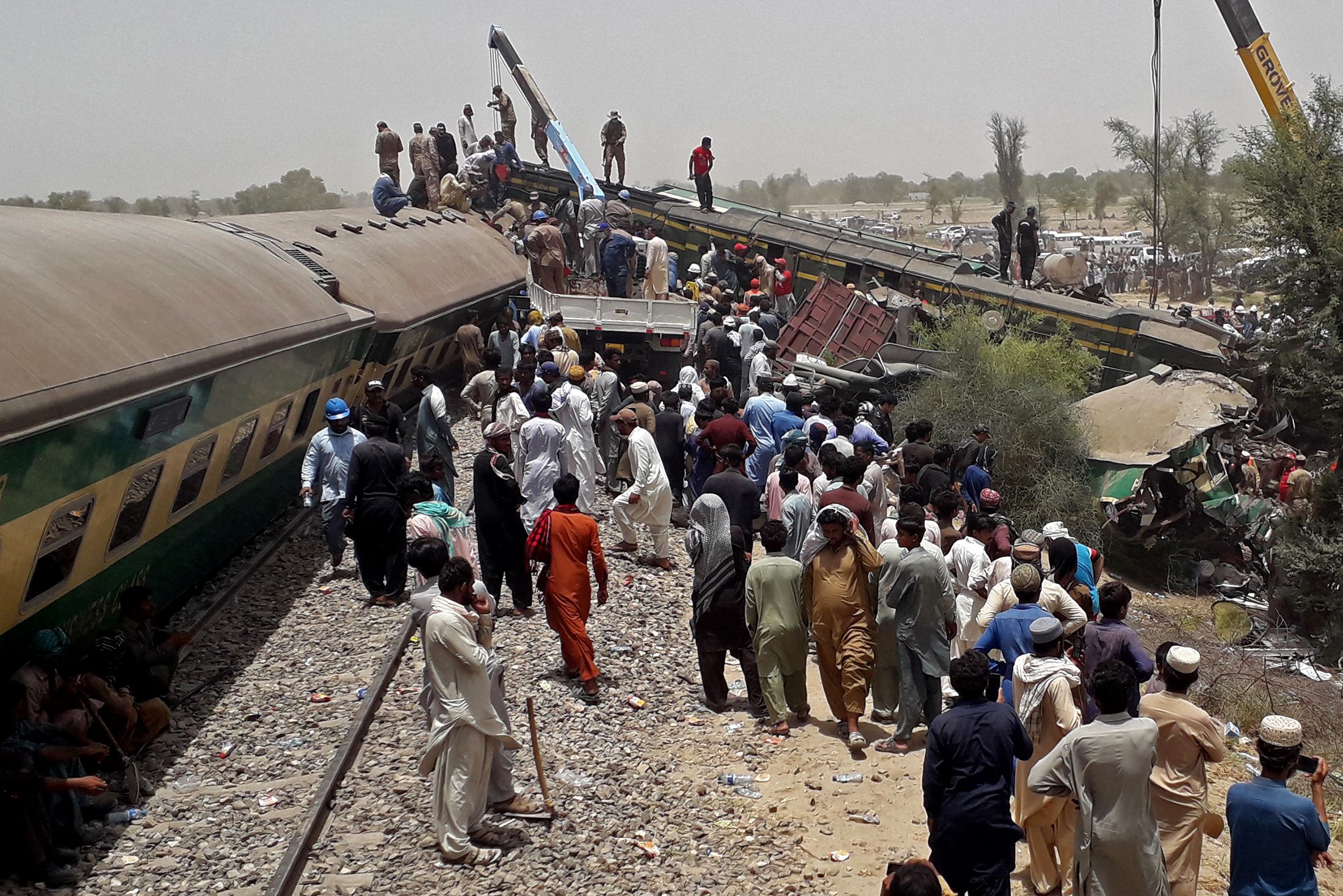 Названо число жертв столкновения поездов в Пакистане  