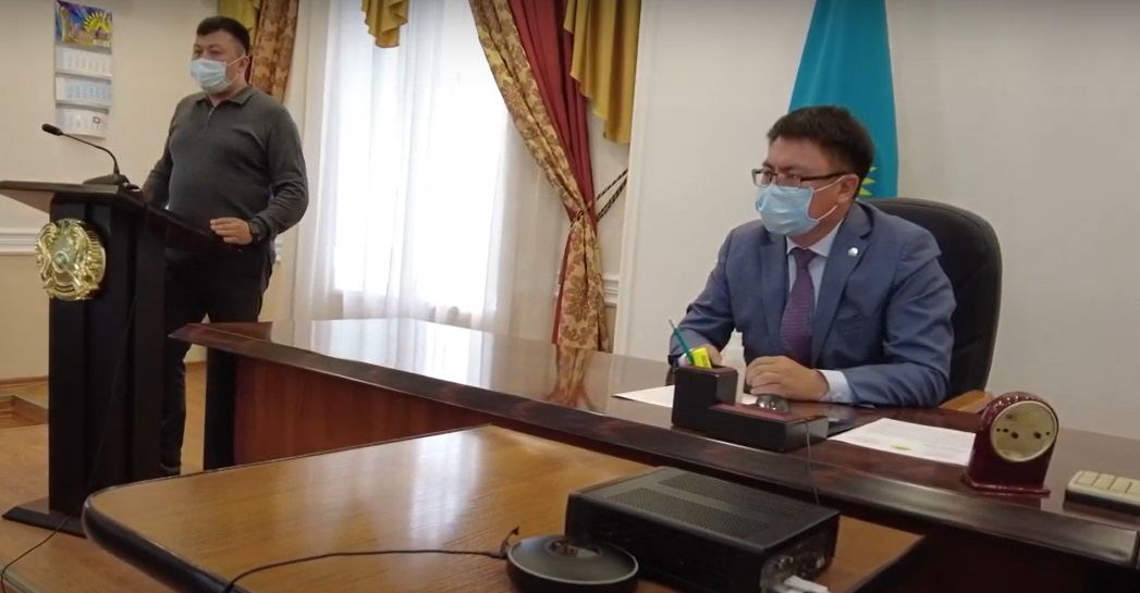 Против принудительной вакцинации массово выступили жители североказахстанского райцентра 