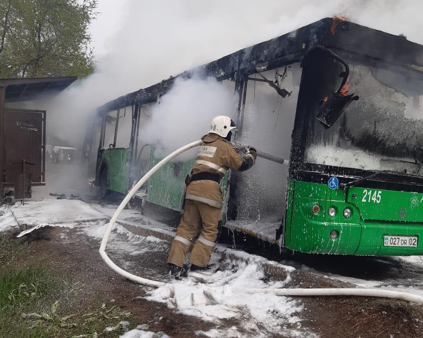 Алматыда жолаушылар автобусы өртенді