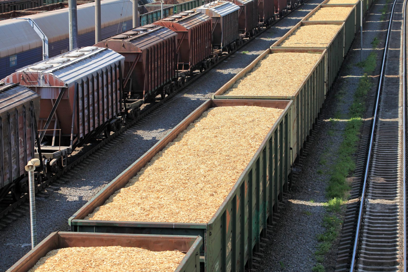 Поезд вагон тонны. Вагоны с зерном. Вагон с пшеницей. Зерно в полувагонах. Вагон с песком.