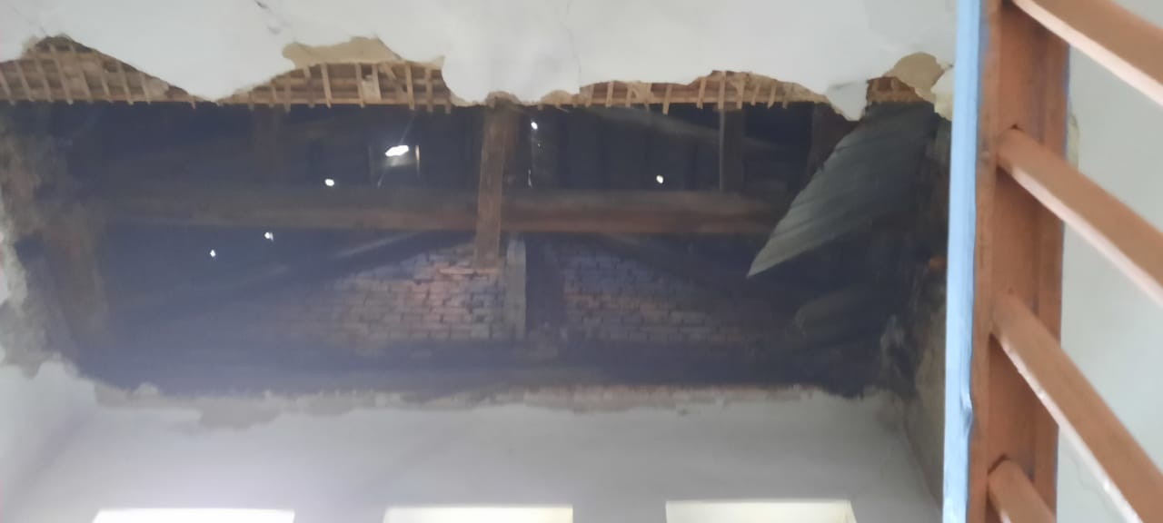 В ВКО обрушилась часть потолочного перекрытия общежития