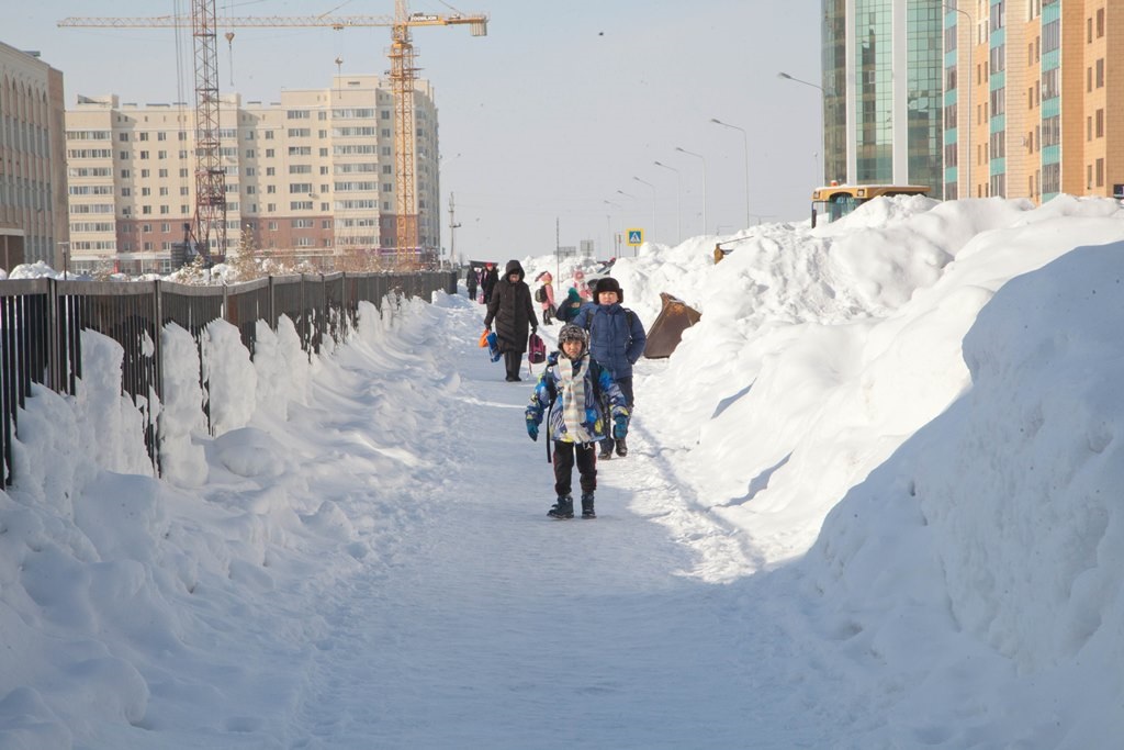 Астананың коммуналдық қызметі қар тазалап үлгермей жатыр