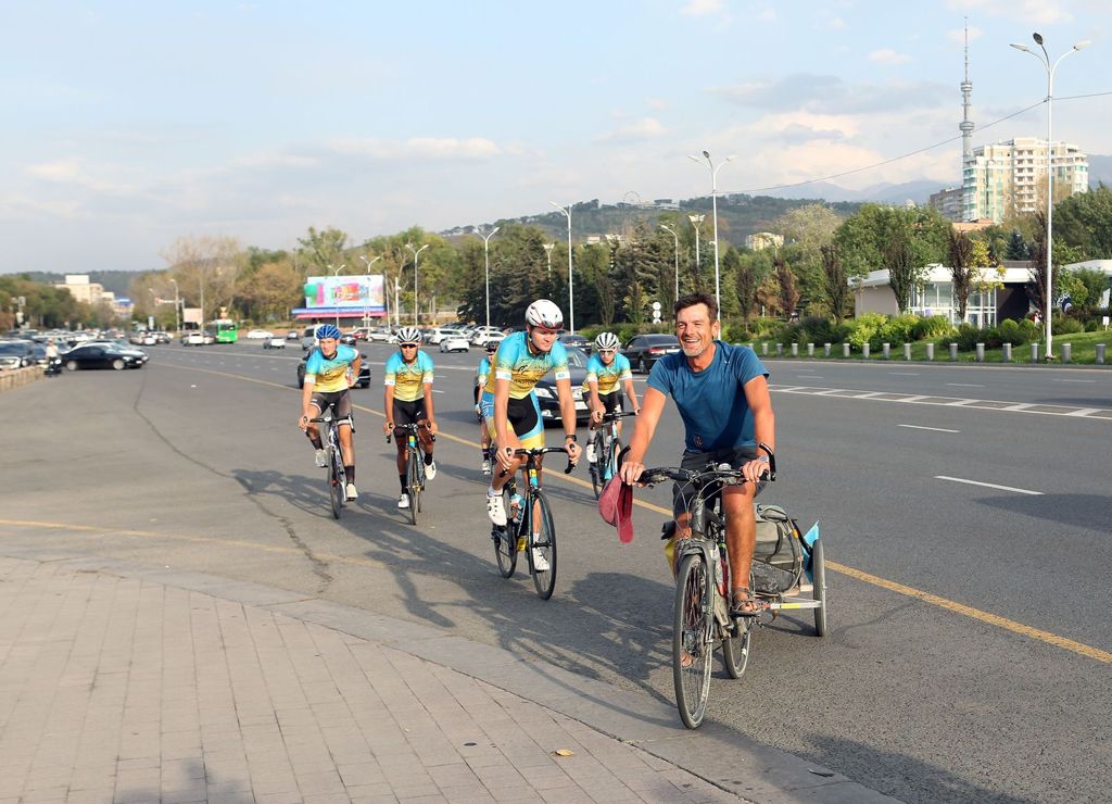 Саяхатшы Лоран Маэ велосипедпен 9 мың шақырымды жүріп өтіп, Алматыға жетті