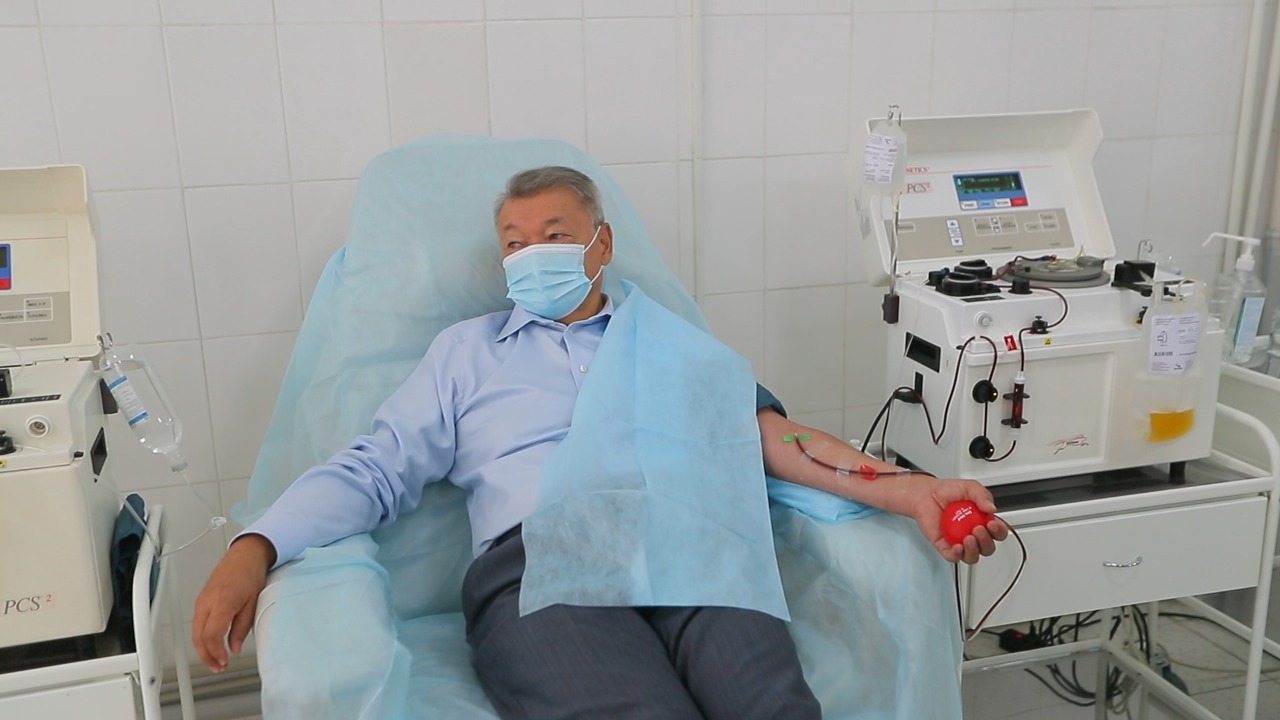 Коронавирус: Даниал Ахметов ауыр халде жатқан науқастар үшін қан тапсырды
