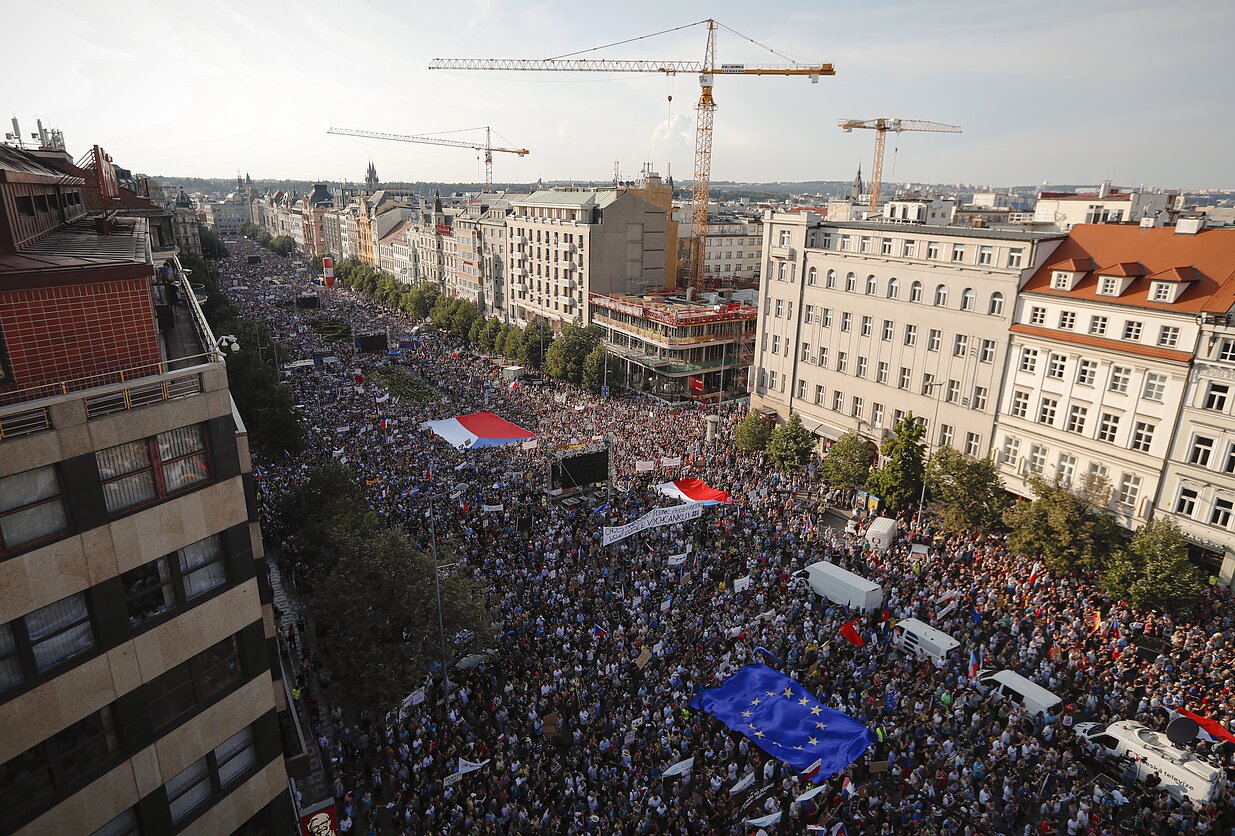 В Праге тысячи человек вышли на улицы в знак протеста против президента страны  