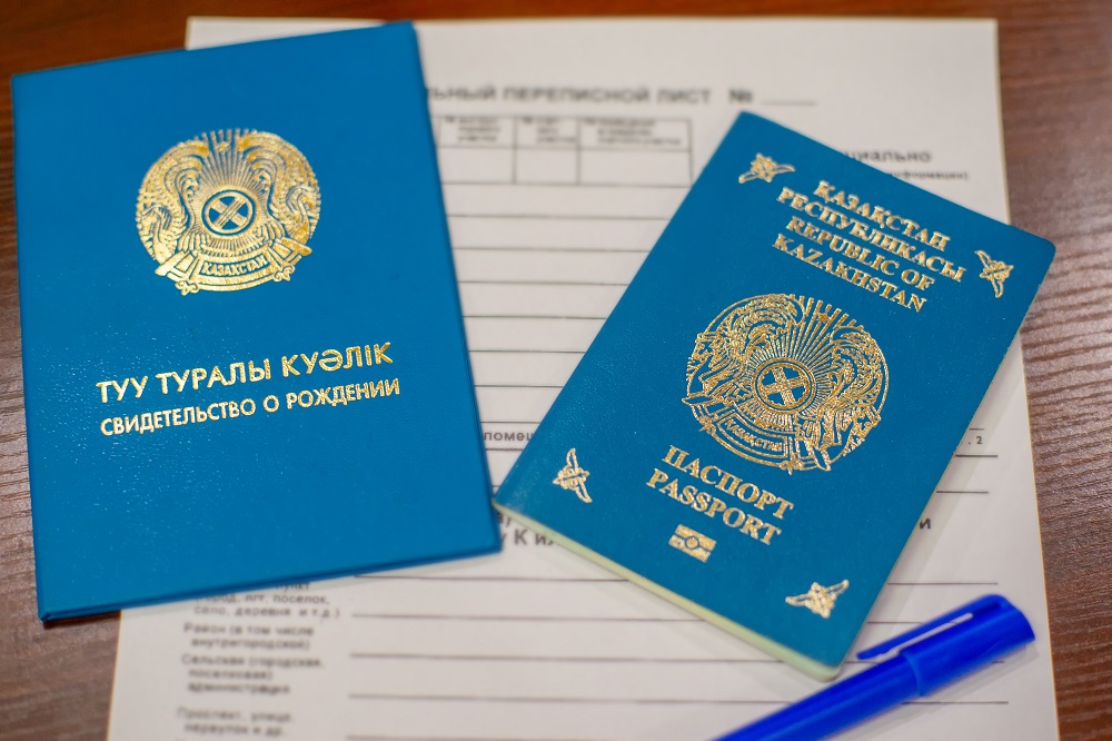 Двух казахстанских чиновников уволили за двойное гражданство