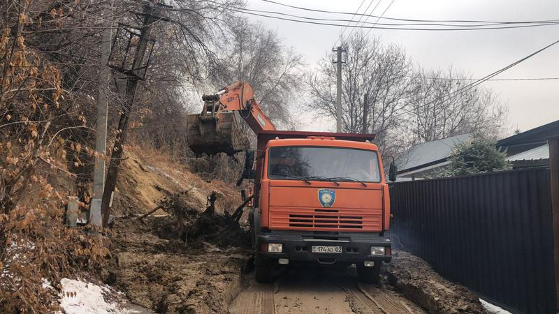 Сход грунта произошел в Алматы