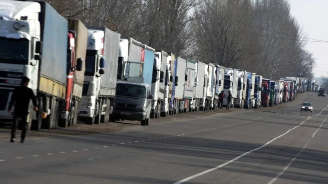 Скопление грузовых авто на границе с РФ из-за карантина устранено – Минфин Казахстана