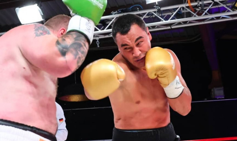 Казахстанский боксер отправил в нокаут соперника