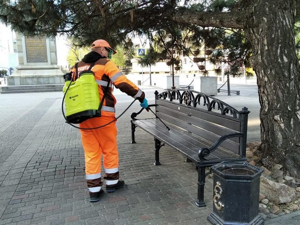 1 мая в Центральном парке Караганды проходит санобработка